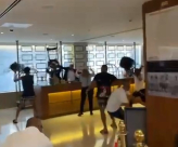 فيديو: شبان يهود يعتدون على عمال عرب بأحد الفنادق بالقدس